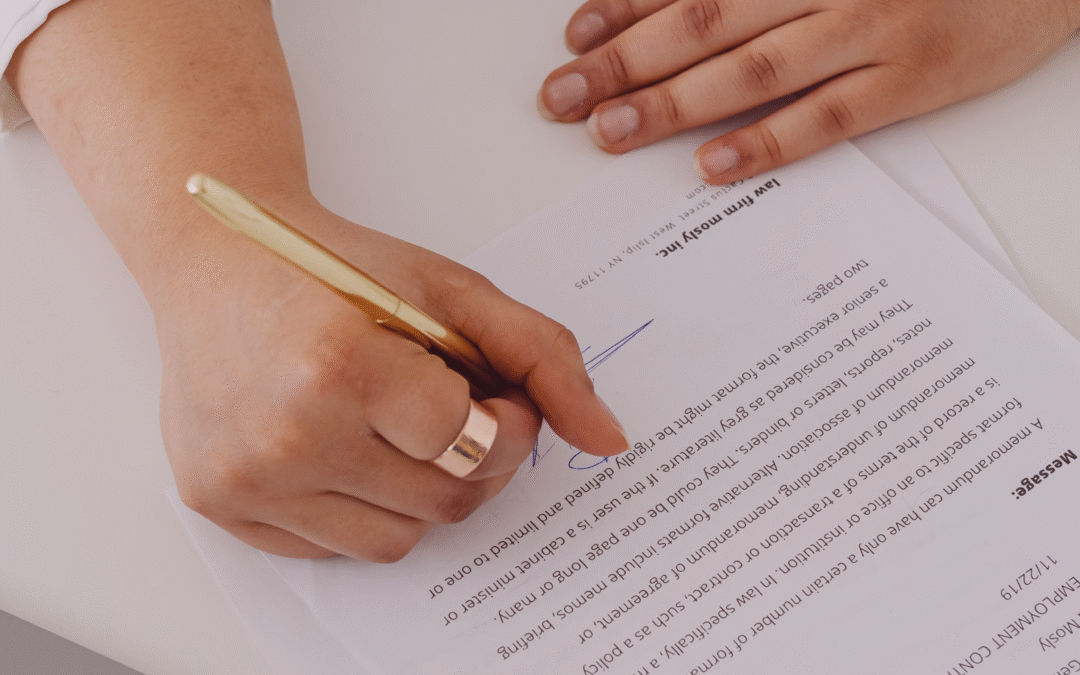 Revisión de contratos: Por qué un abogado debe leer la «letra pequeña» antes que tú
