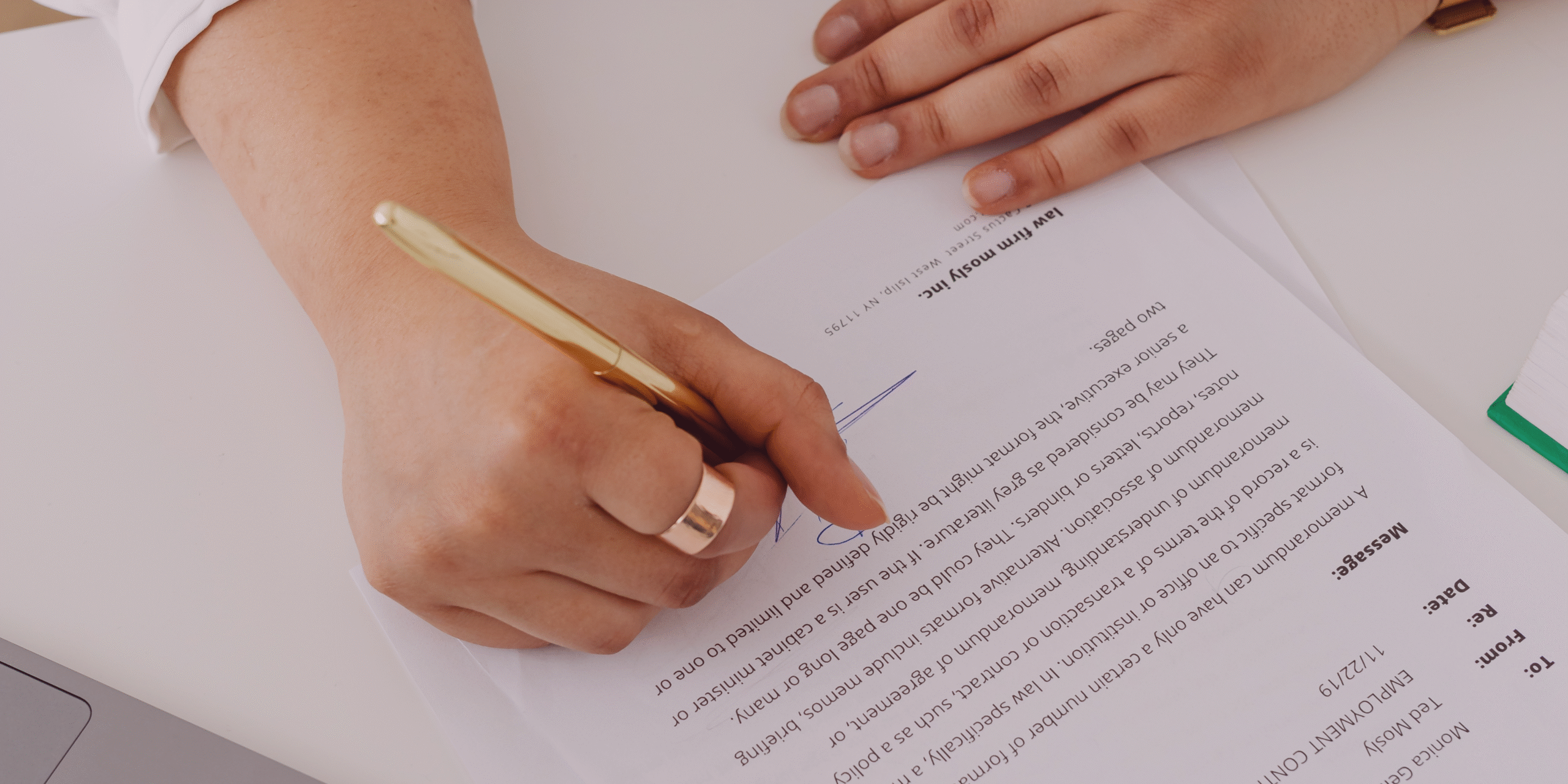 Abogado revisando contrato legal