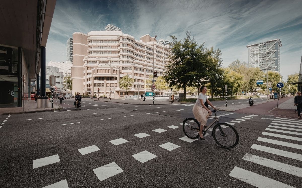 persona en bici por carretera