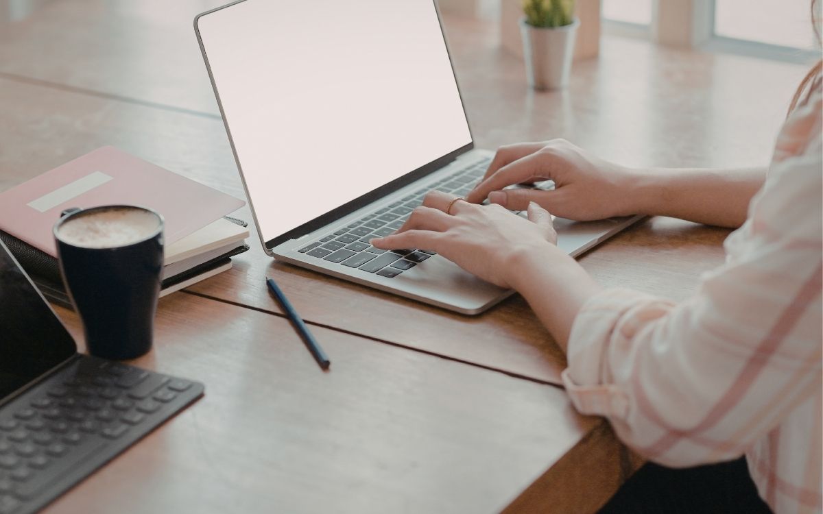 persona trabajando con portátil