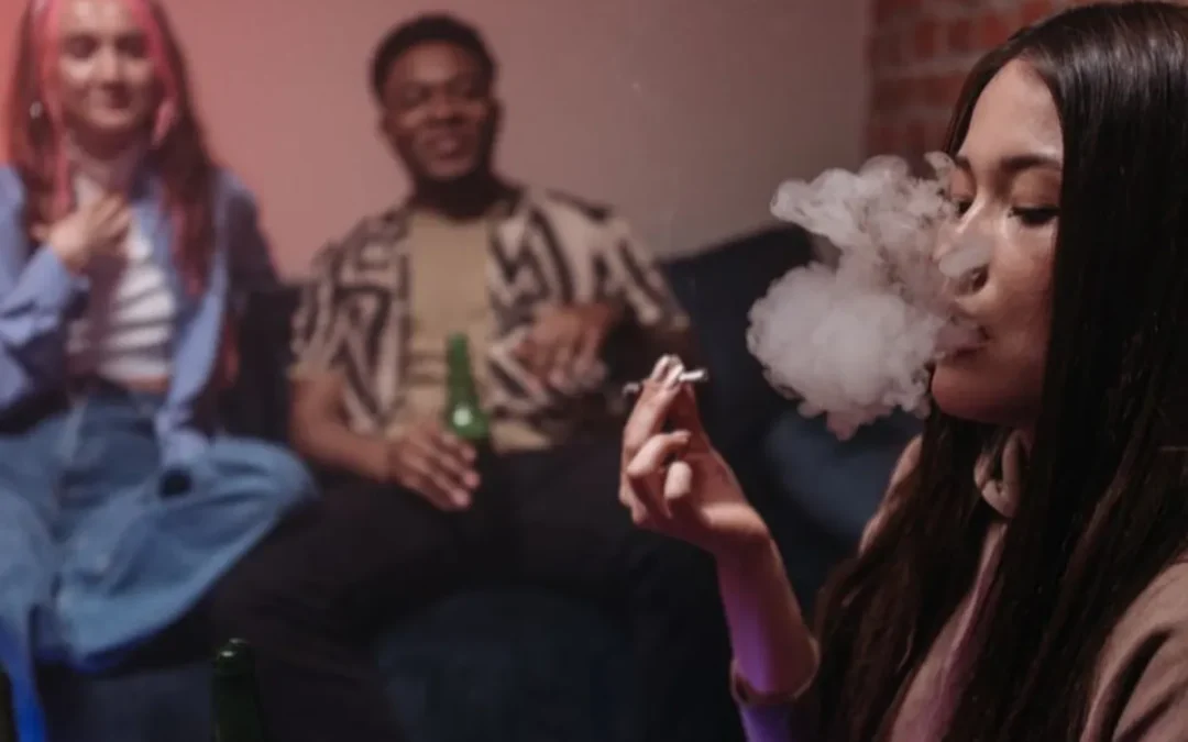 ¿Consumir drogas con amigos siempre es delito? Lo que dice el Código Penal
